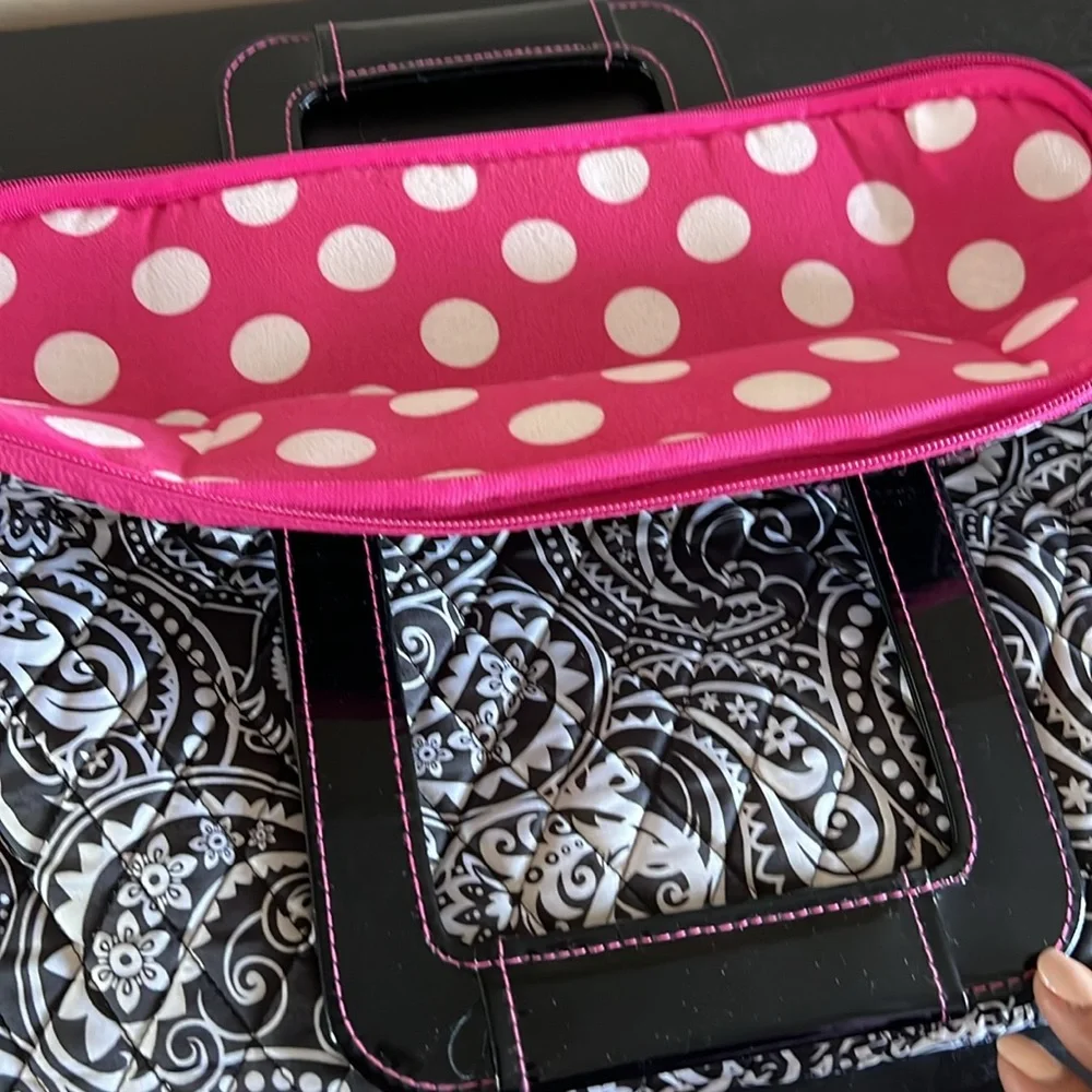 New Studio C Fresh as a Paisley Laptop/Ipad Sleeve Black/White paisley + pin…